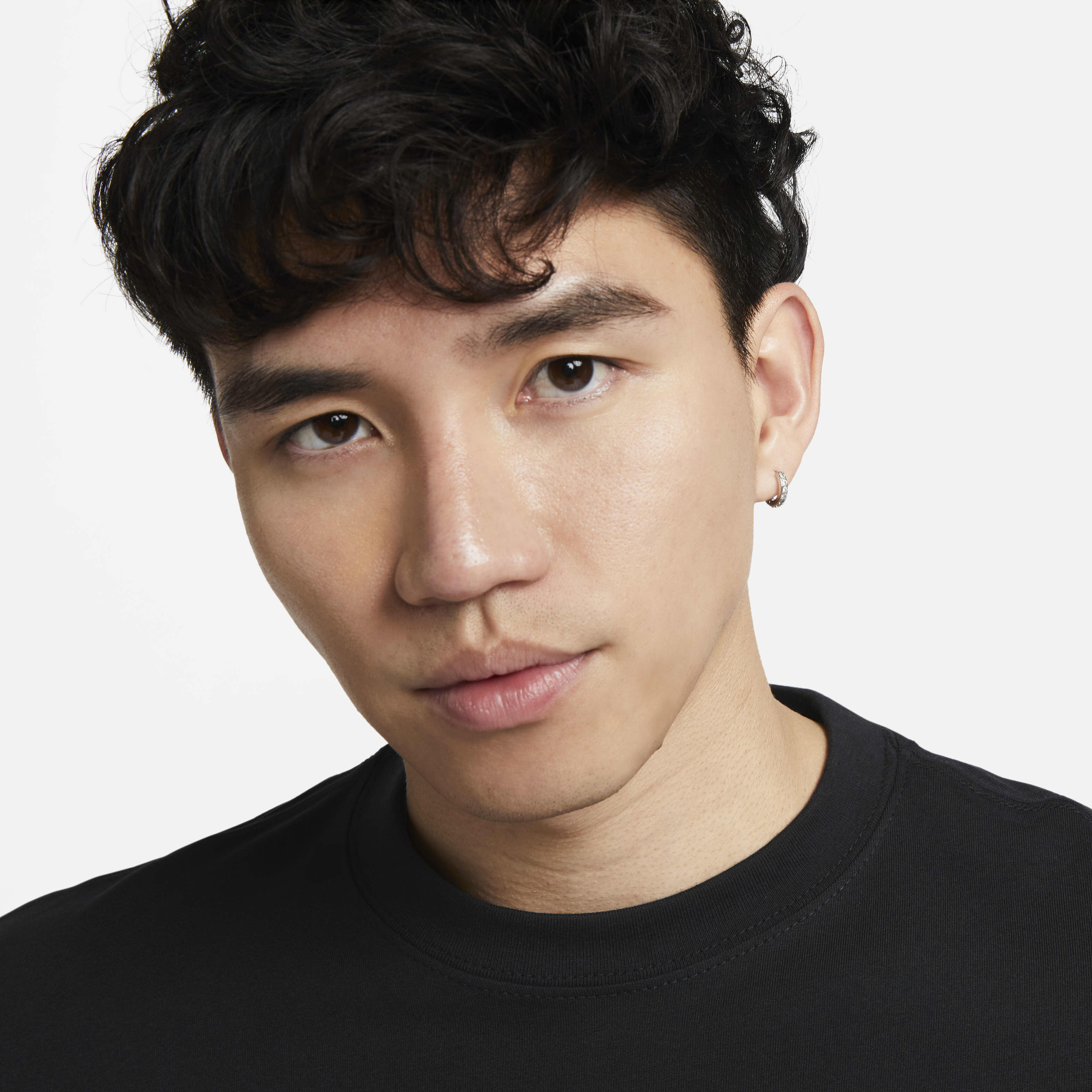 ليبرون x ليفربول F.C. image number 2