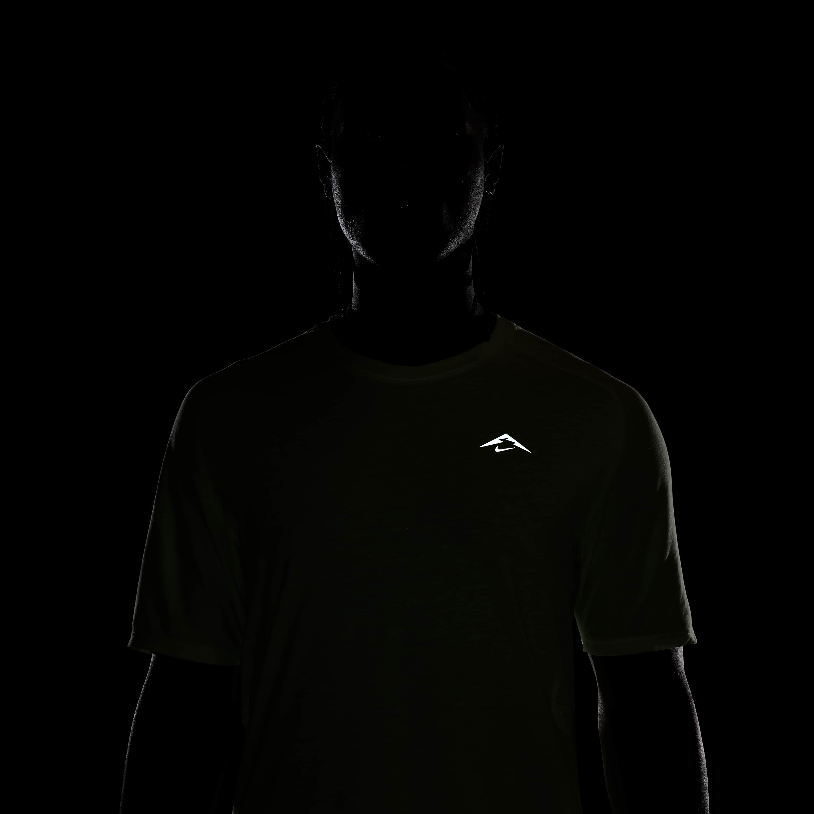 نايكي سولار تشيس image number 6