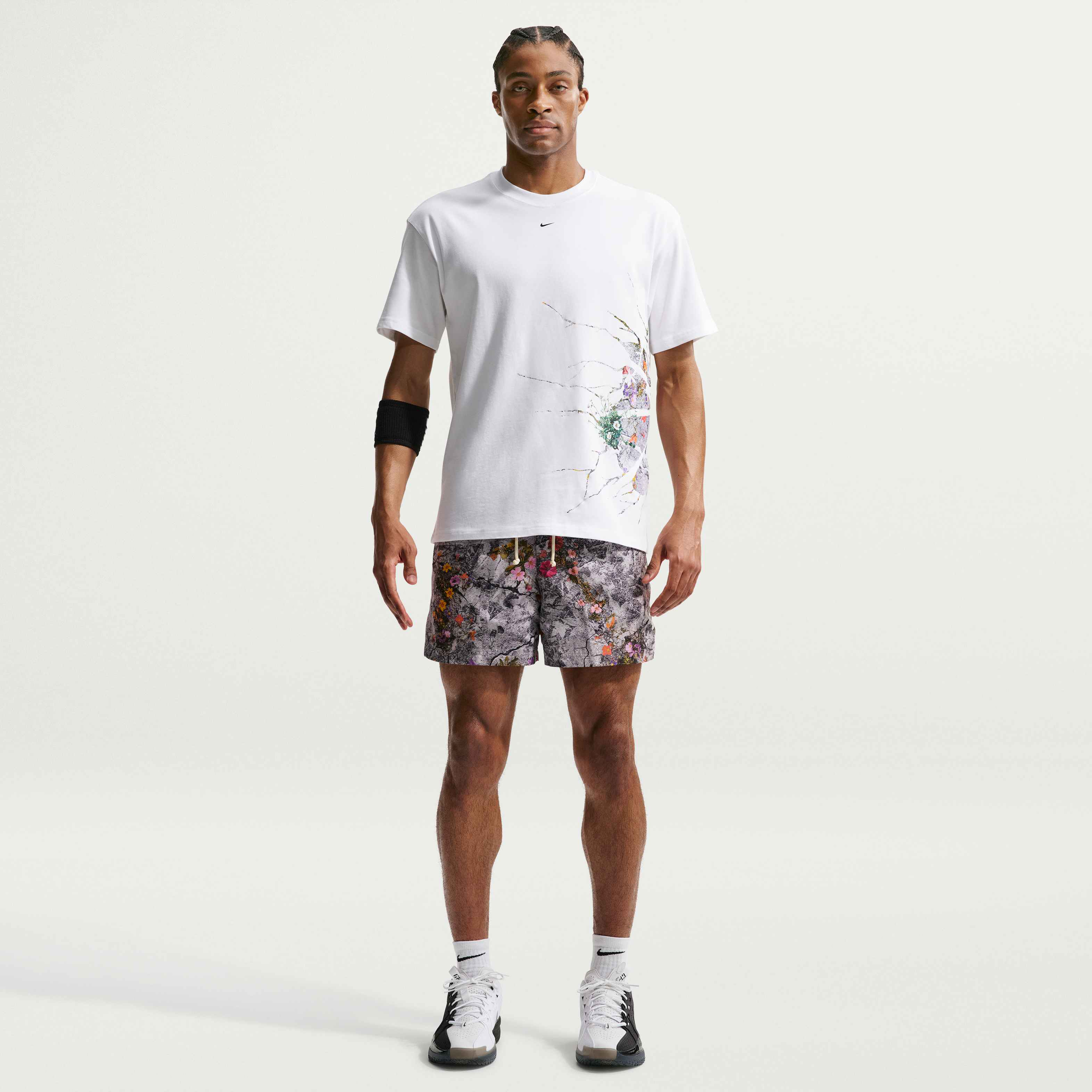 Nike Standard Issue image number 0