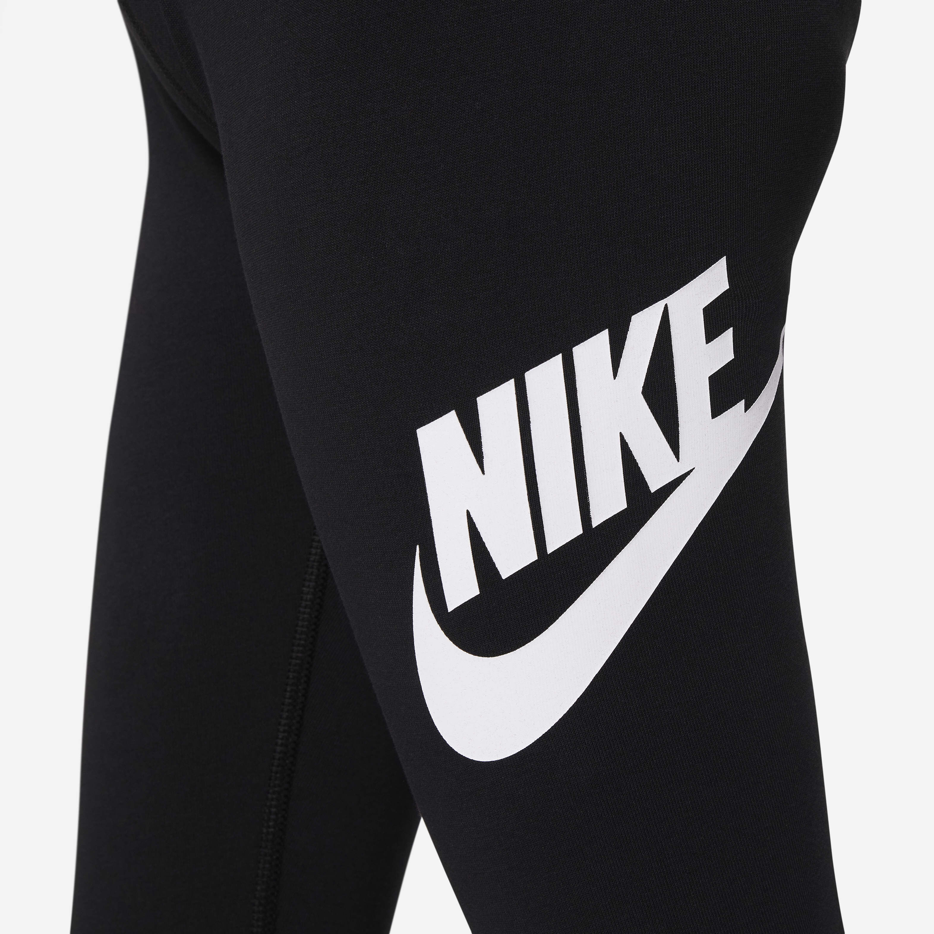 Nike Sportswear Essential image number 2