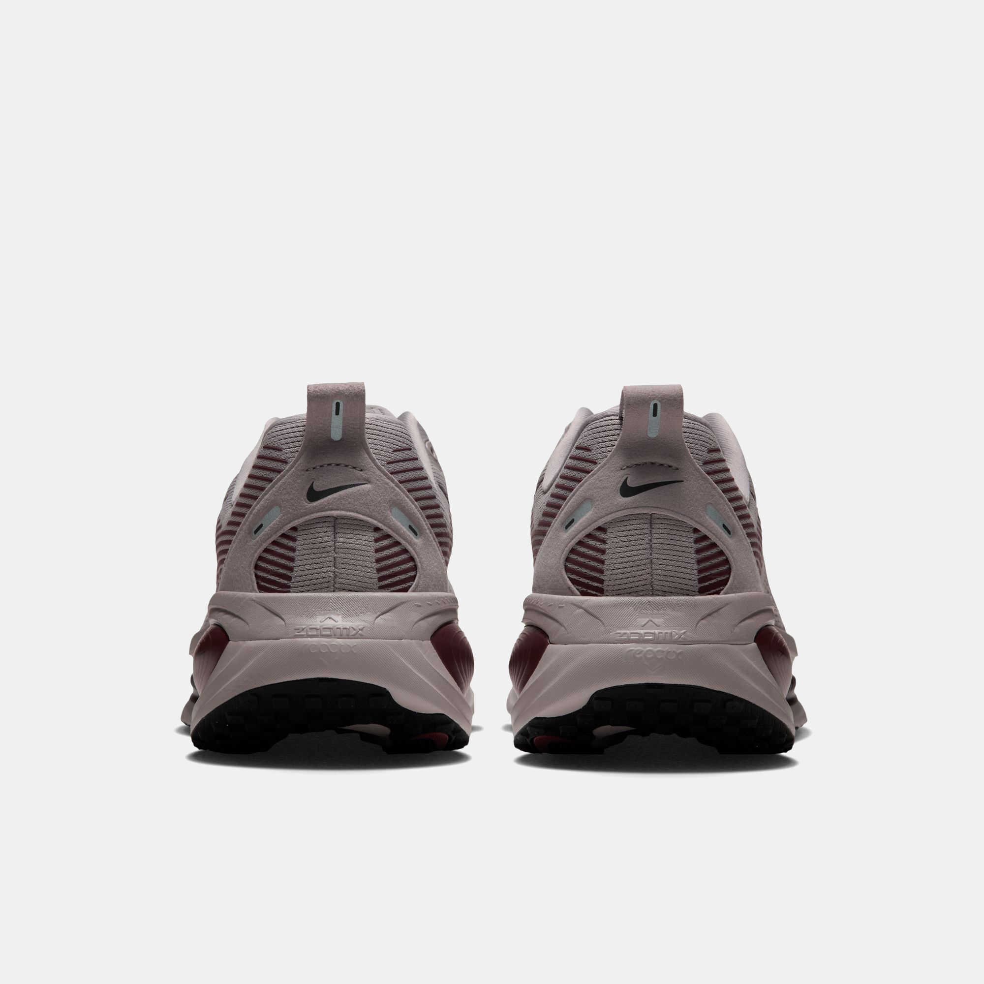 Nike Vomero 18 image number 1