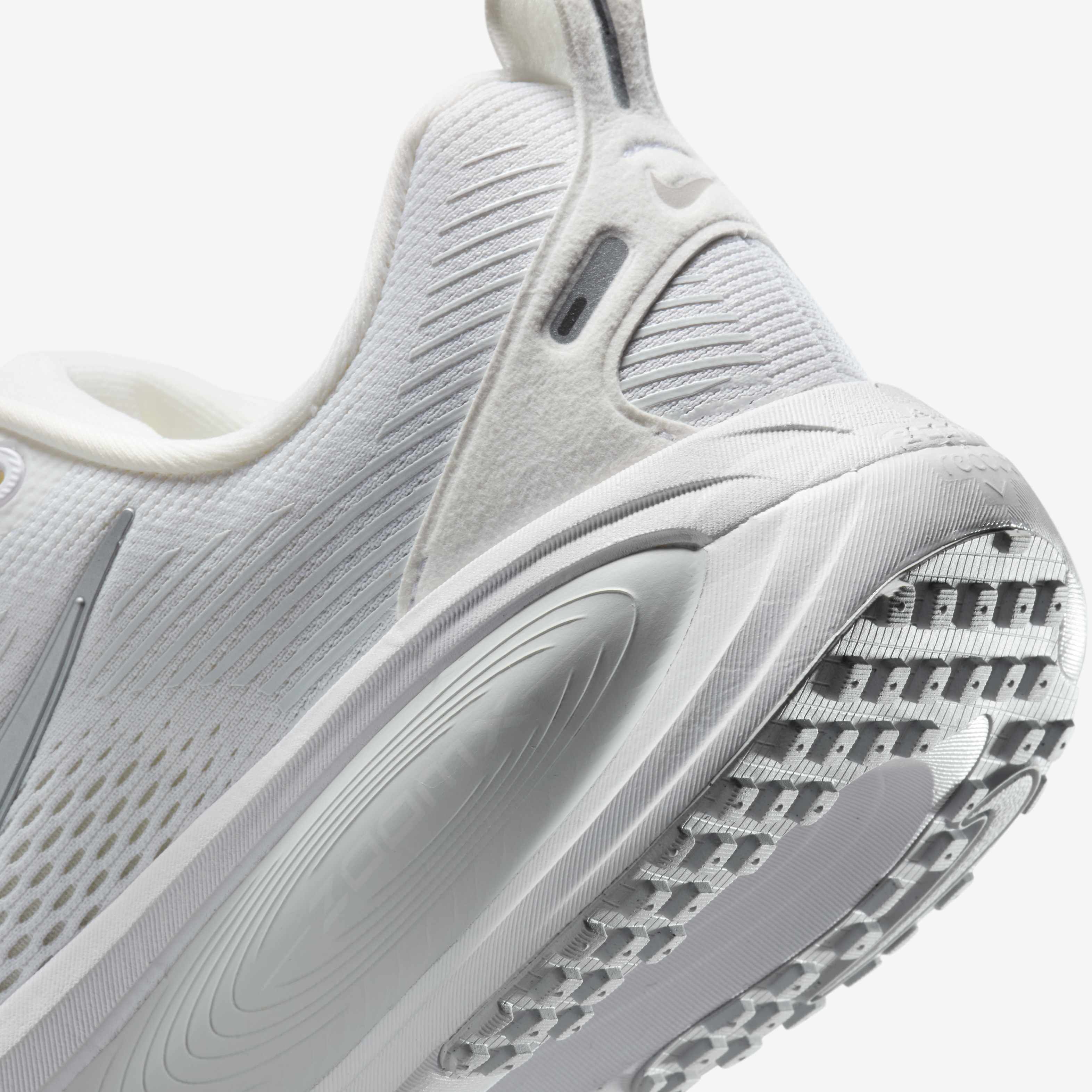 Nike Vomero 18 image number 7