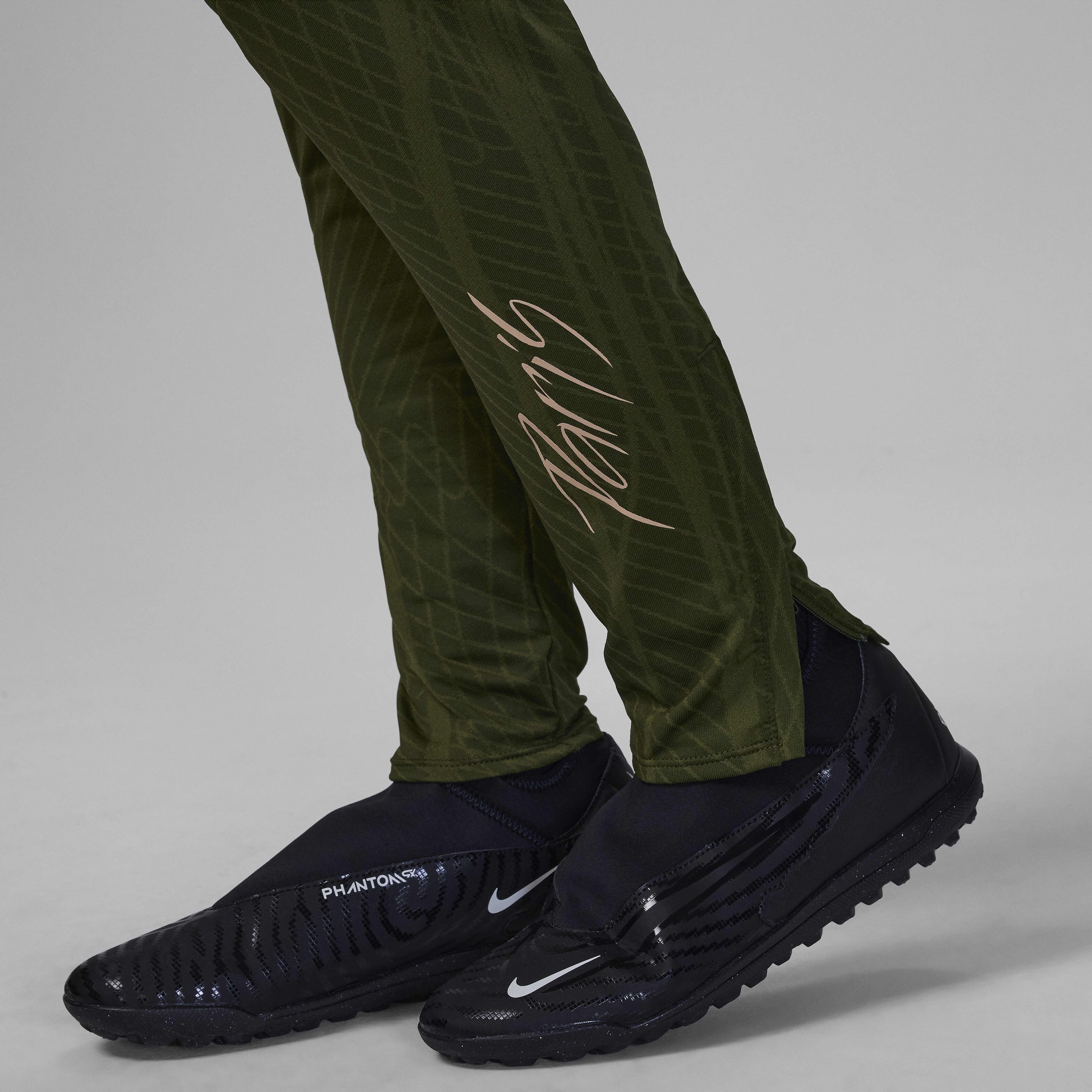 Paris Saint-Germain Strike Fourth image number 5