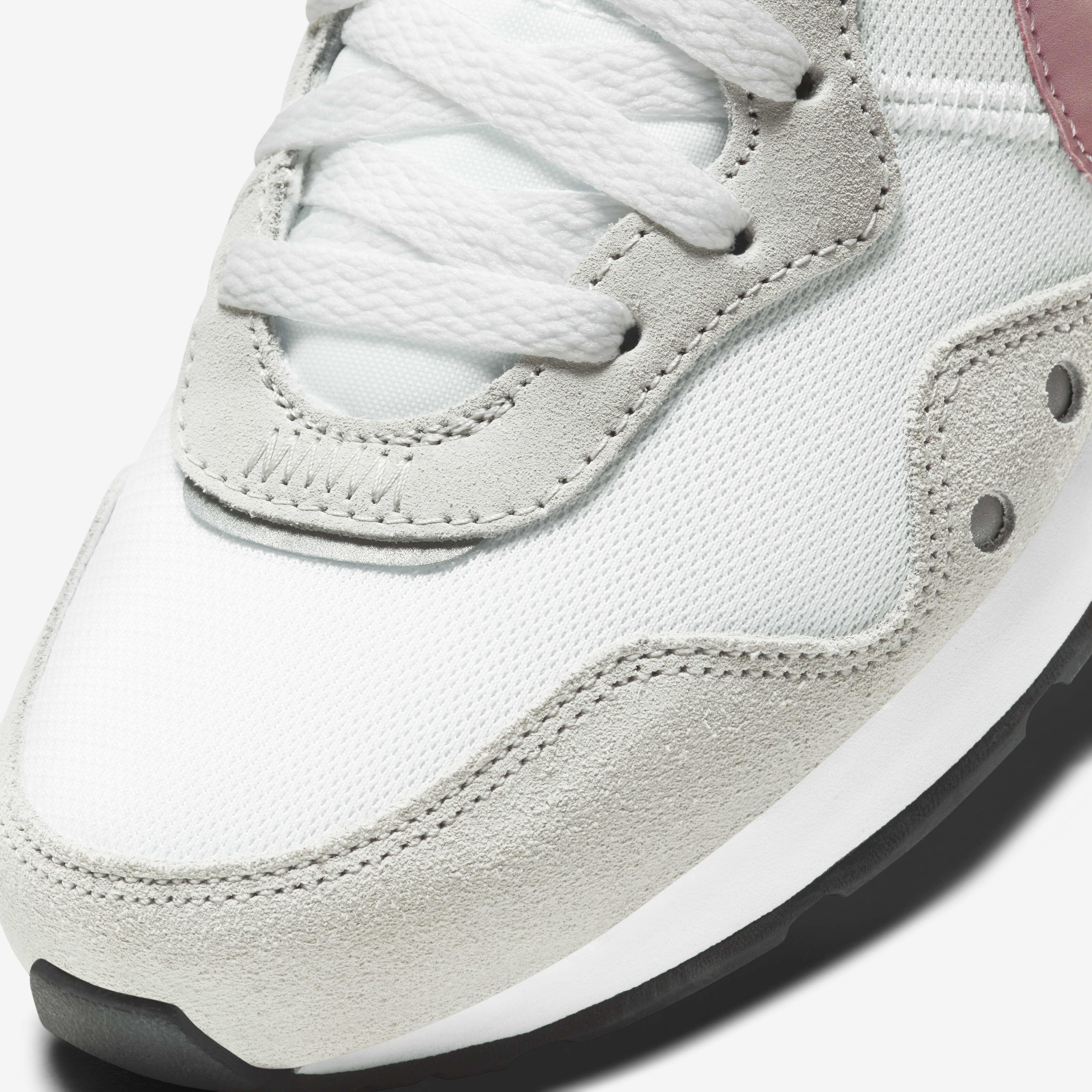 Women's Venture Runner Shoes image number 6