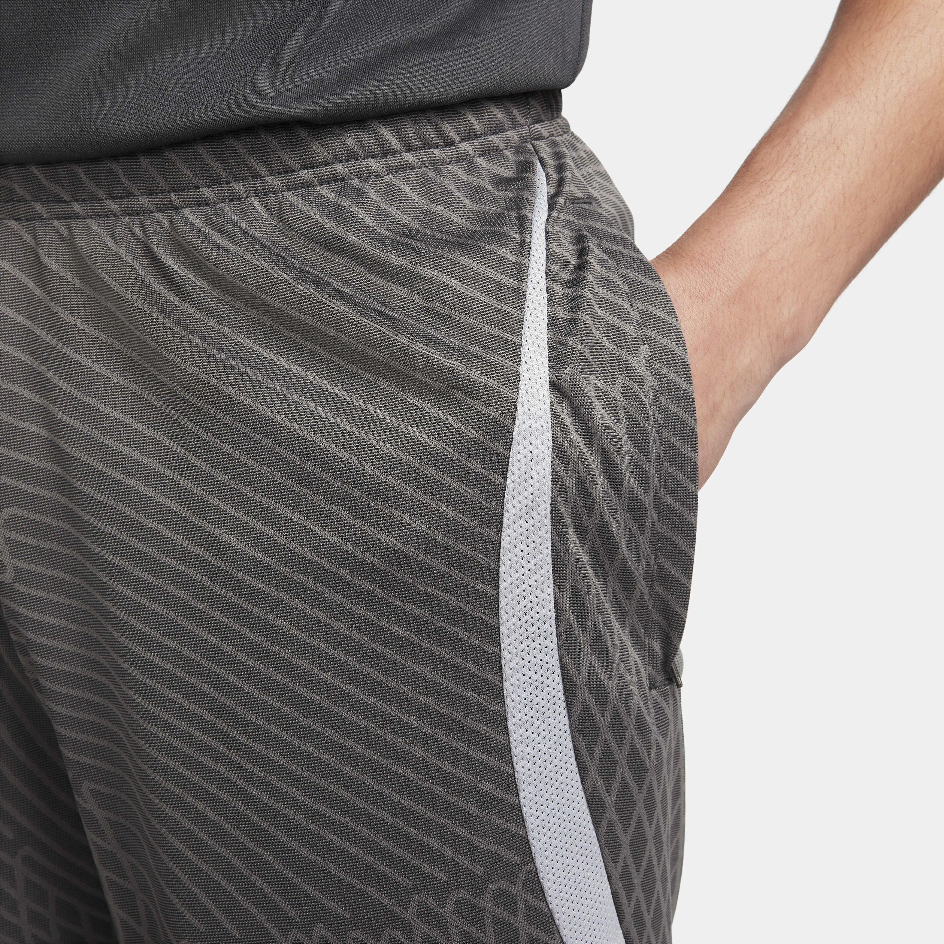 Liverpool F.C. Strike image number 4