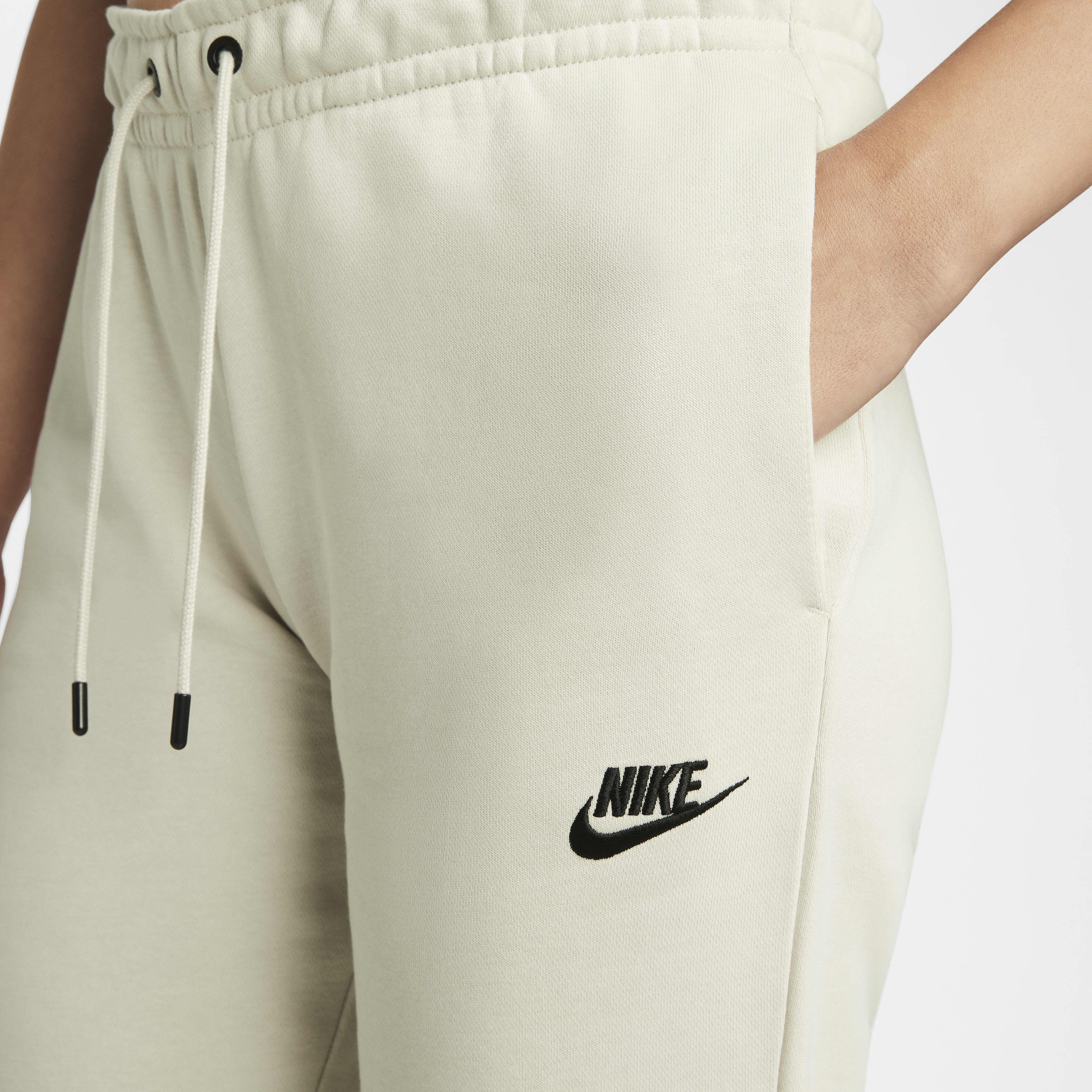 Nike Sportswear Essential image number 2