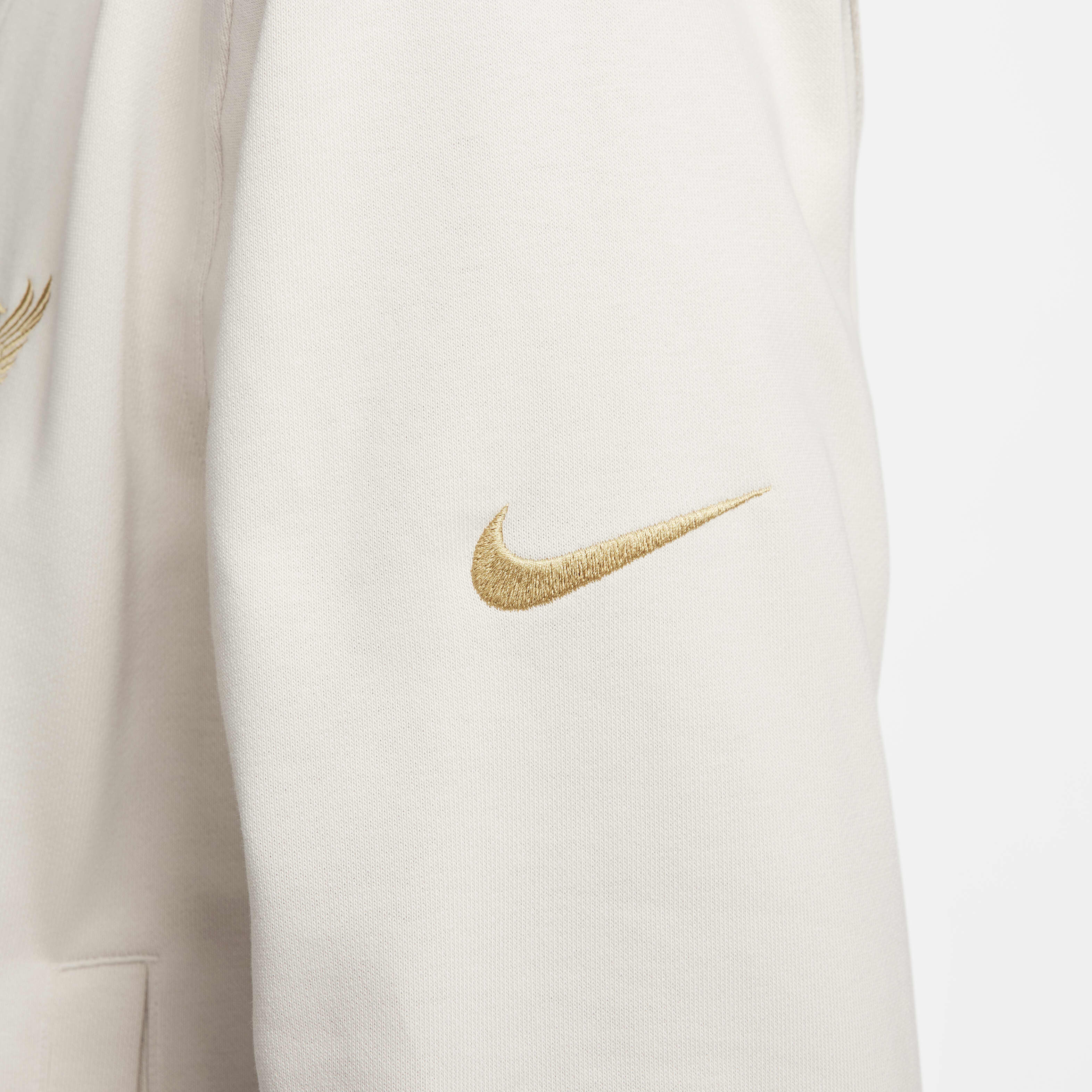 LeBron James x Liverpool F.C. image number 5