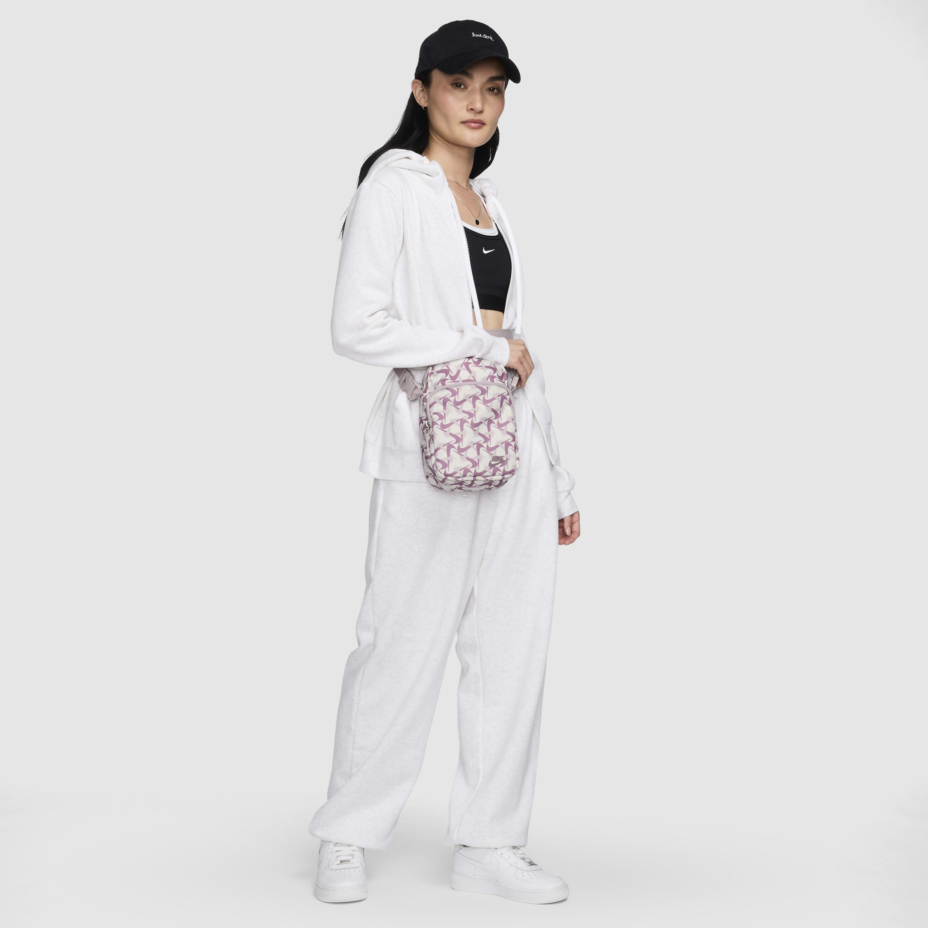 نايكي هيرتج image number 8