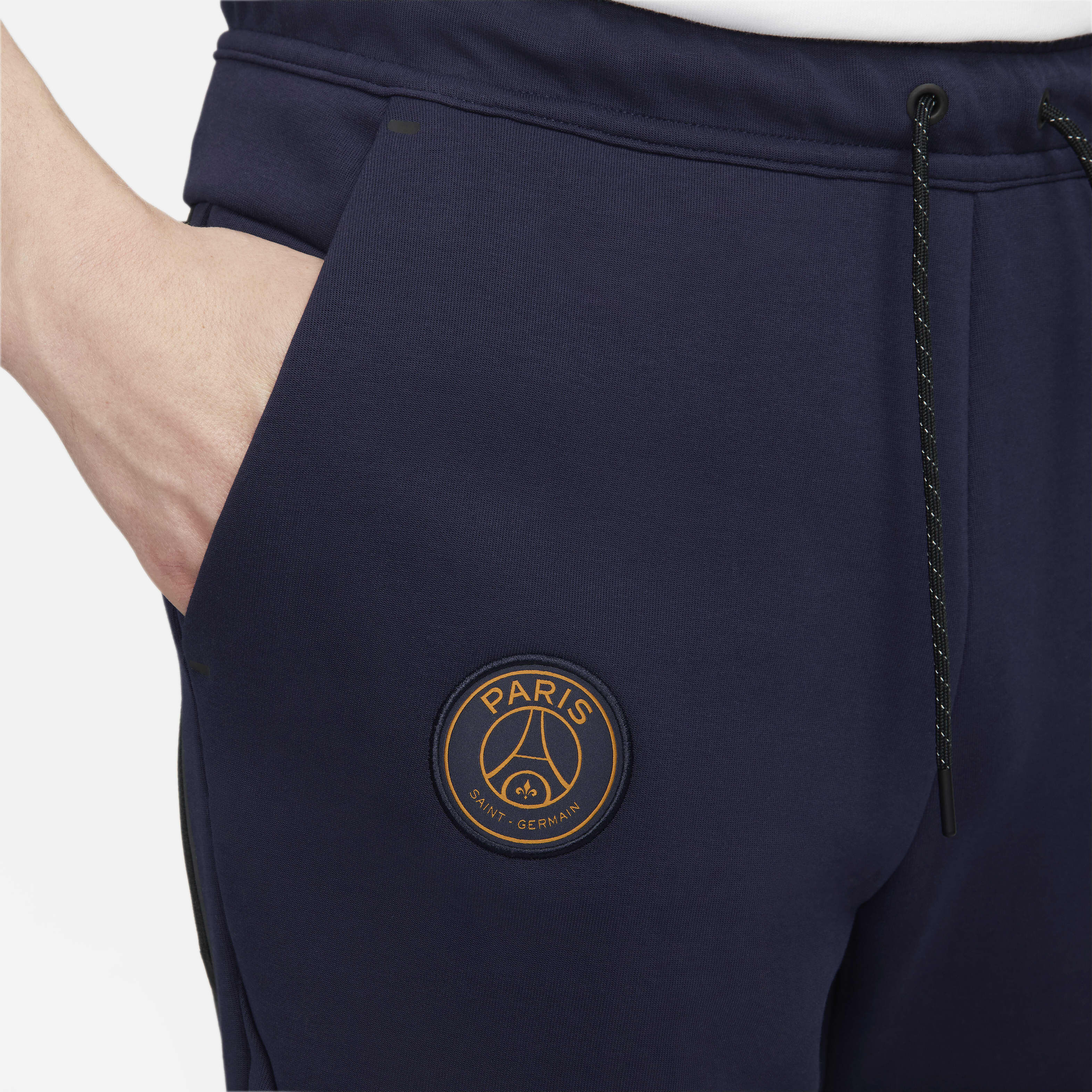 Paris Saint-Germain Tech Fleece image number 2