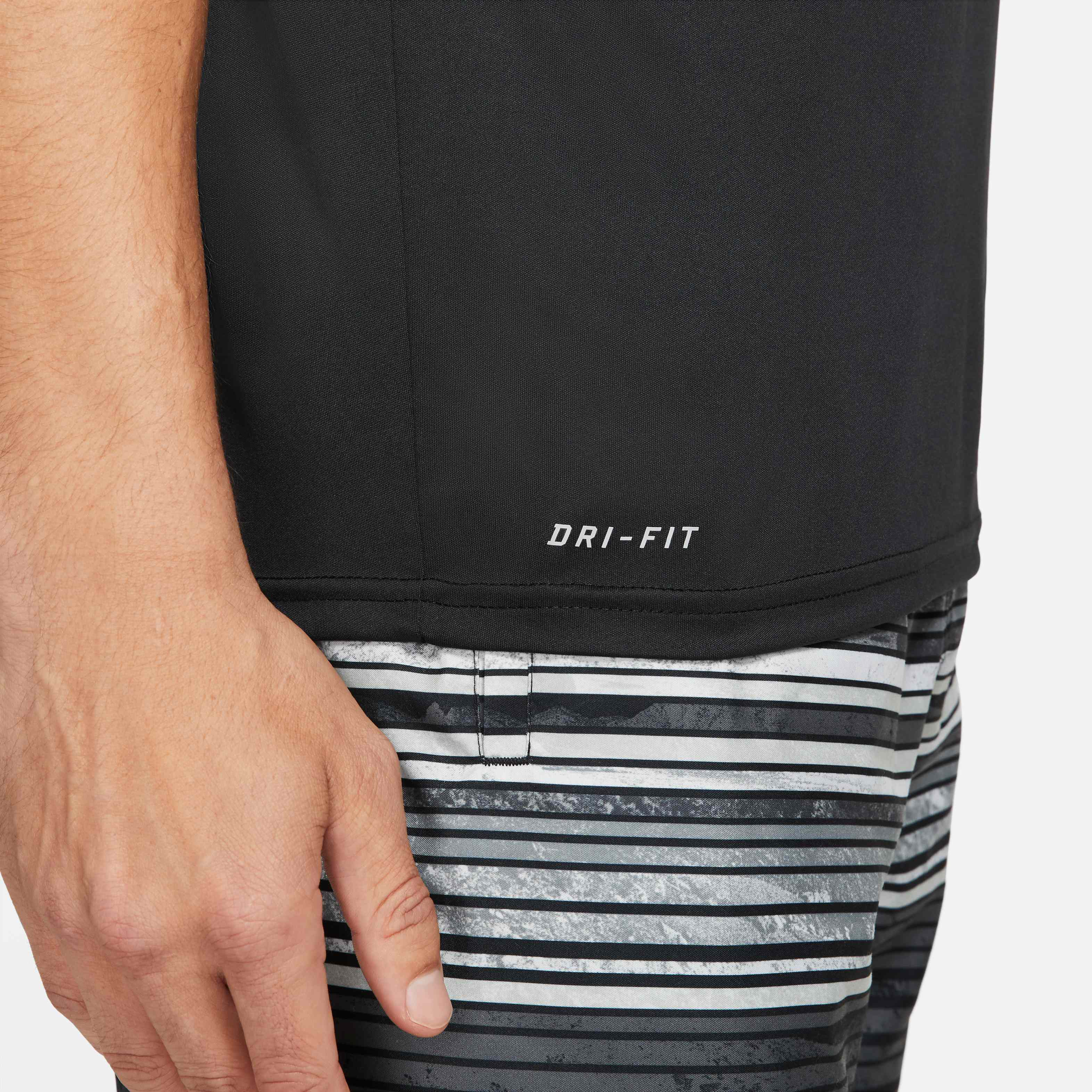 Nike Essential image number 4