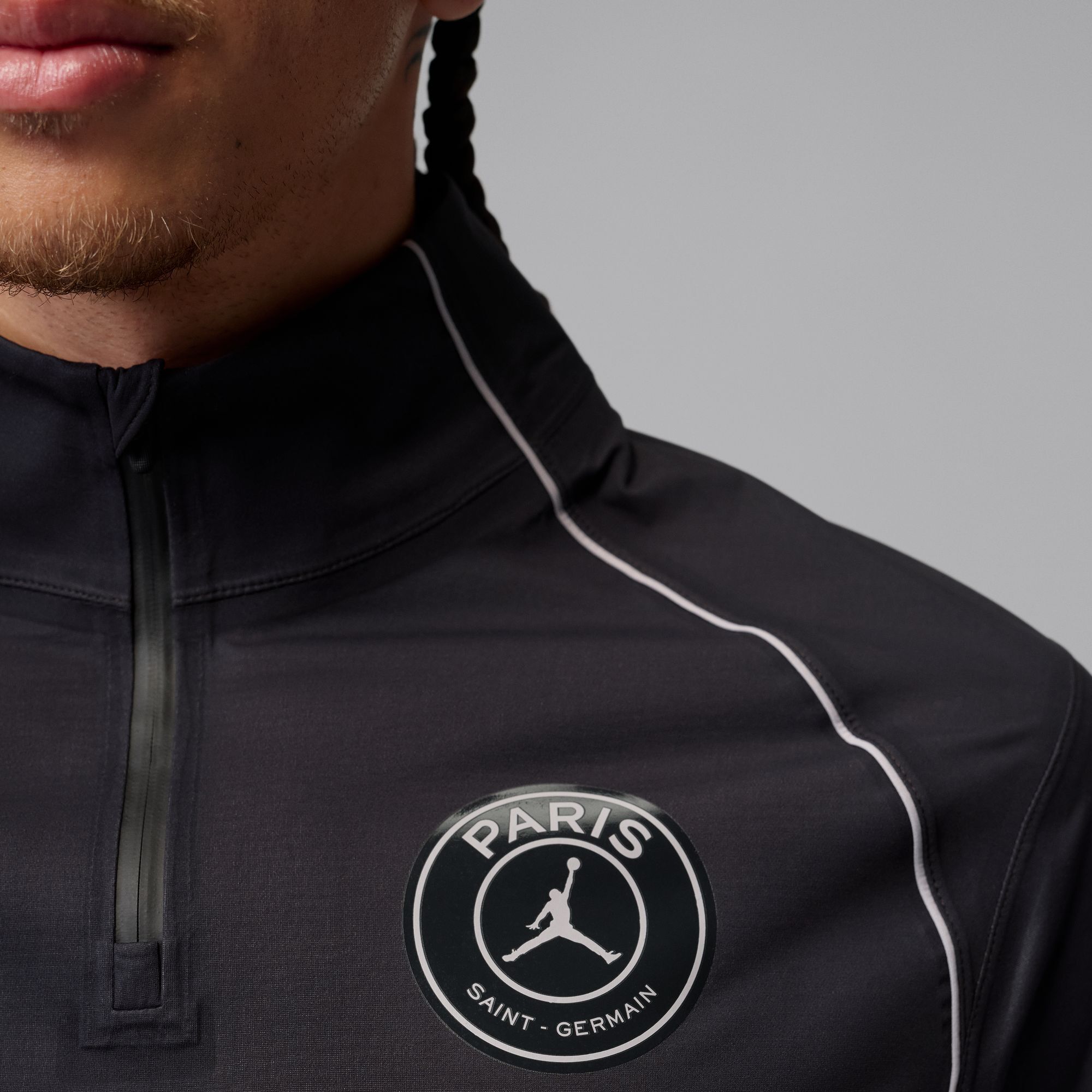 Paris Saint-Germain Strike Elite Night Edition image number 4
