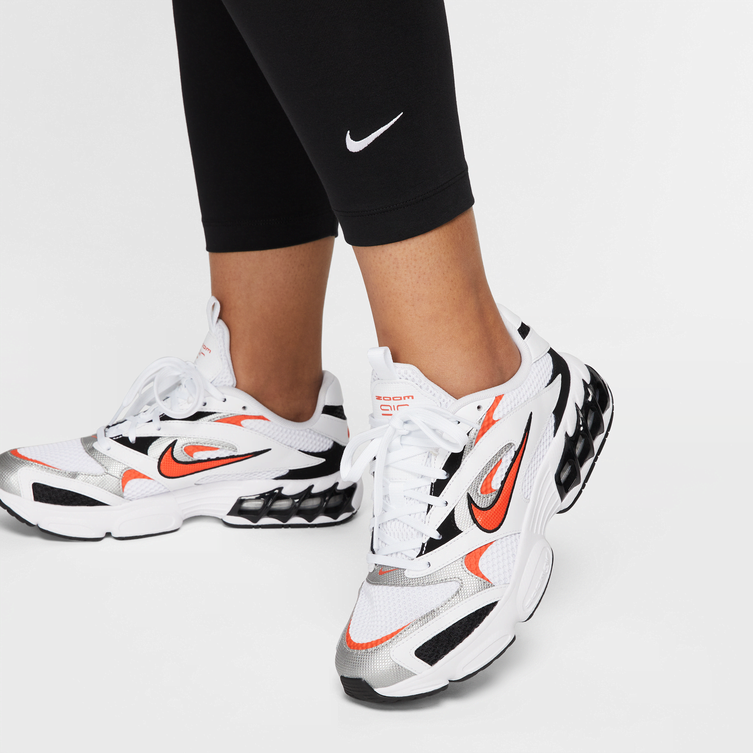 Nike Sportswear Essential image number 2