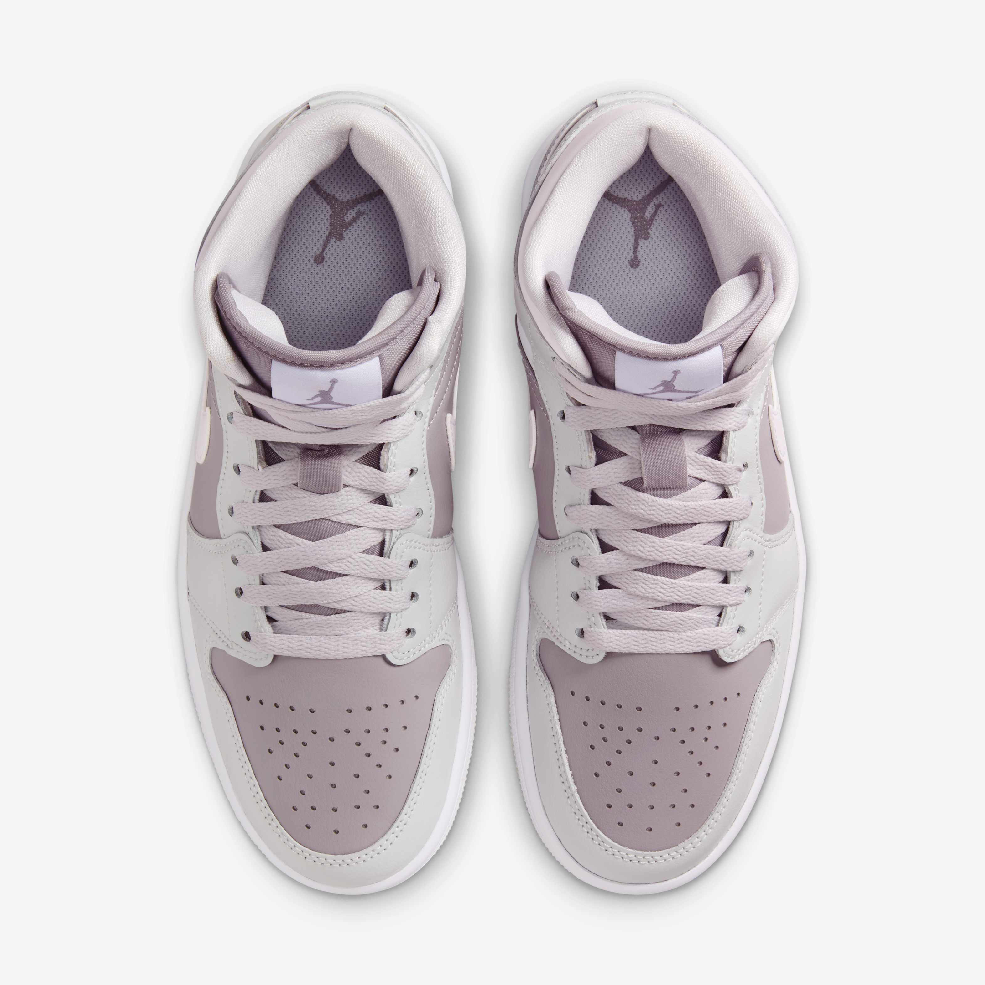 Air Jordan 1 Mid Shoes image number 3