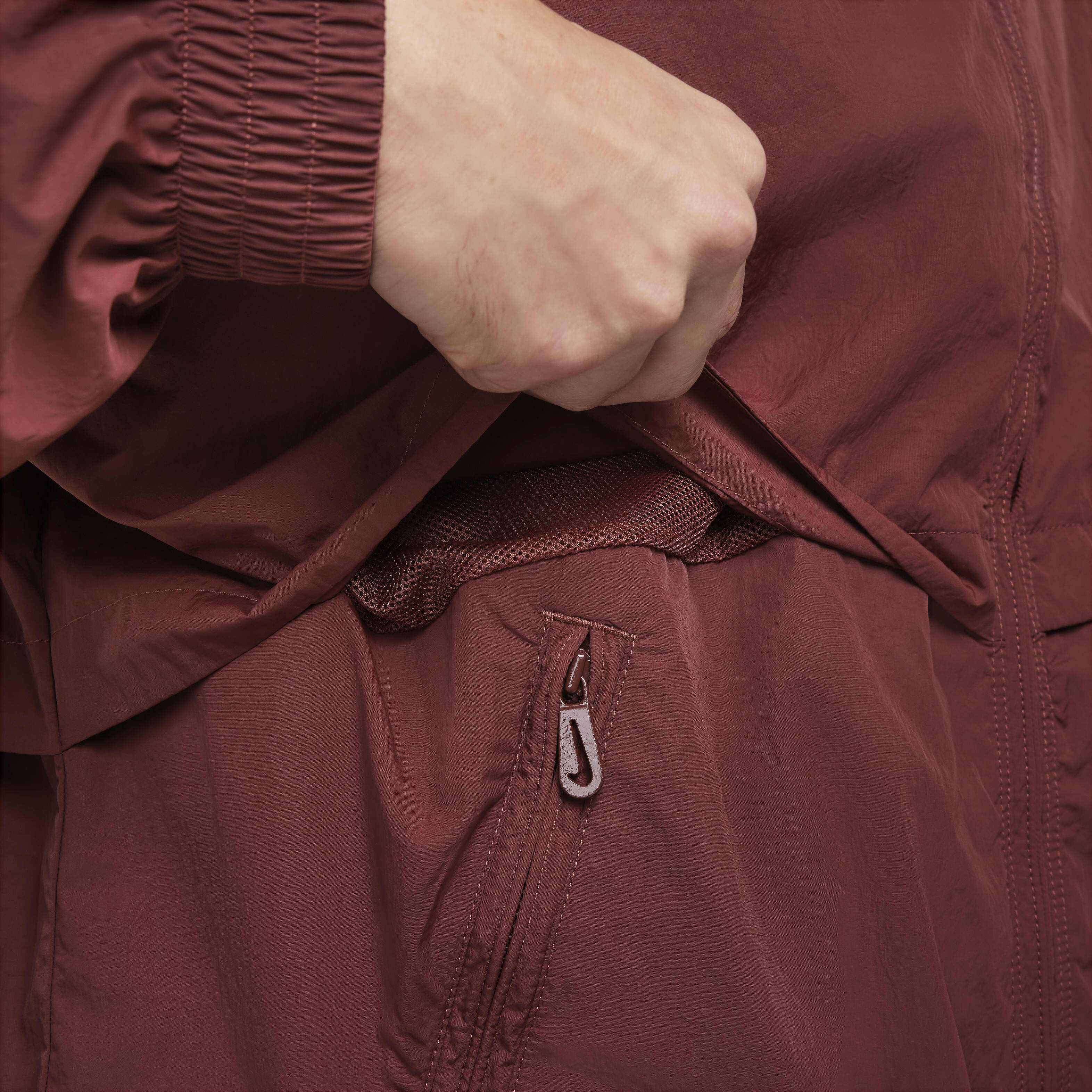 نايكي سبورتسوير سولو سووش image number 5