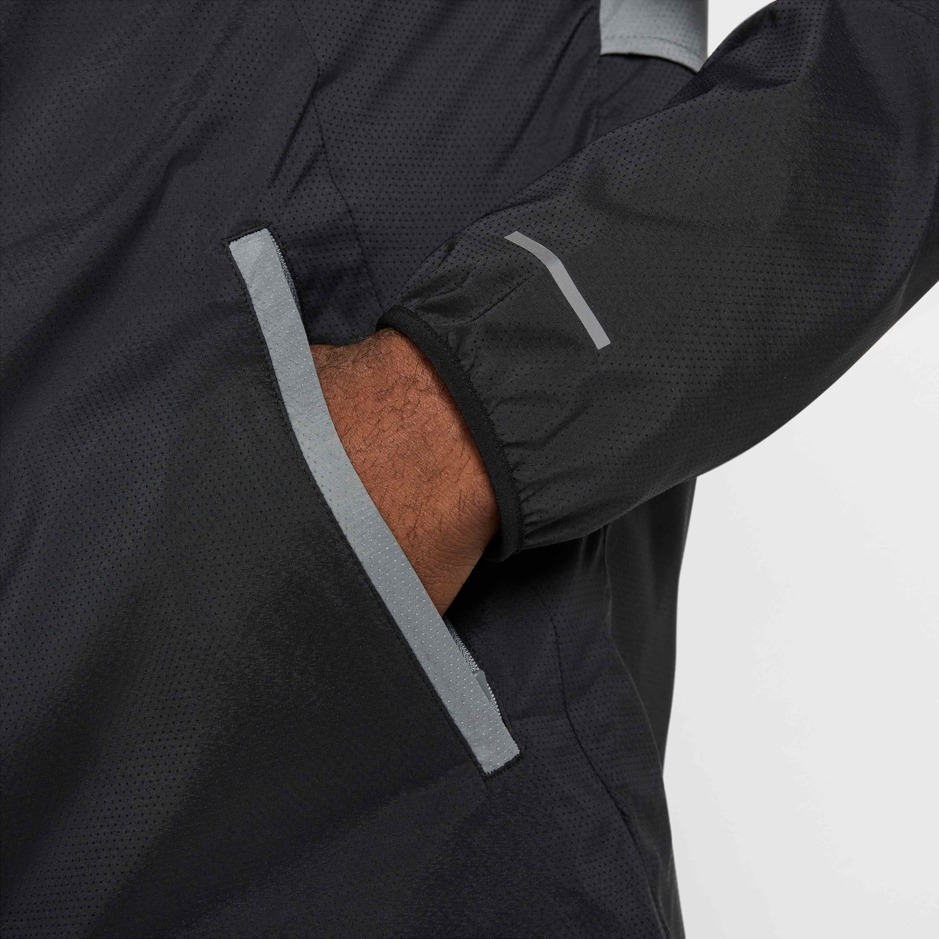 نايكي ايمبوسبلي لايت ويندرانر image number 3