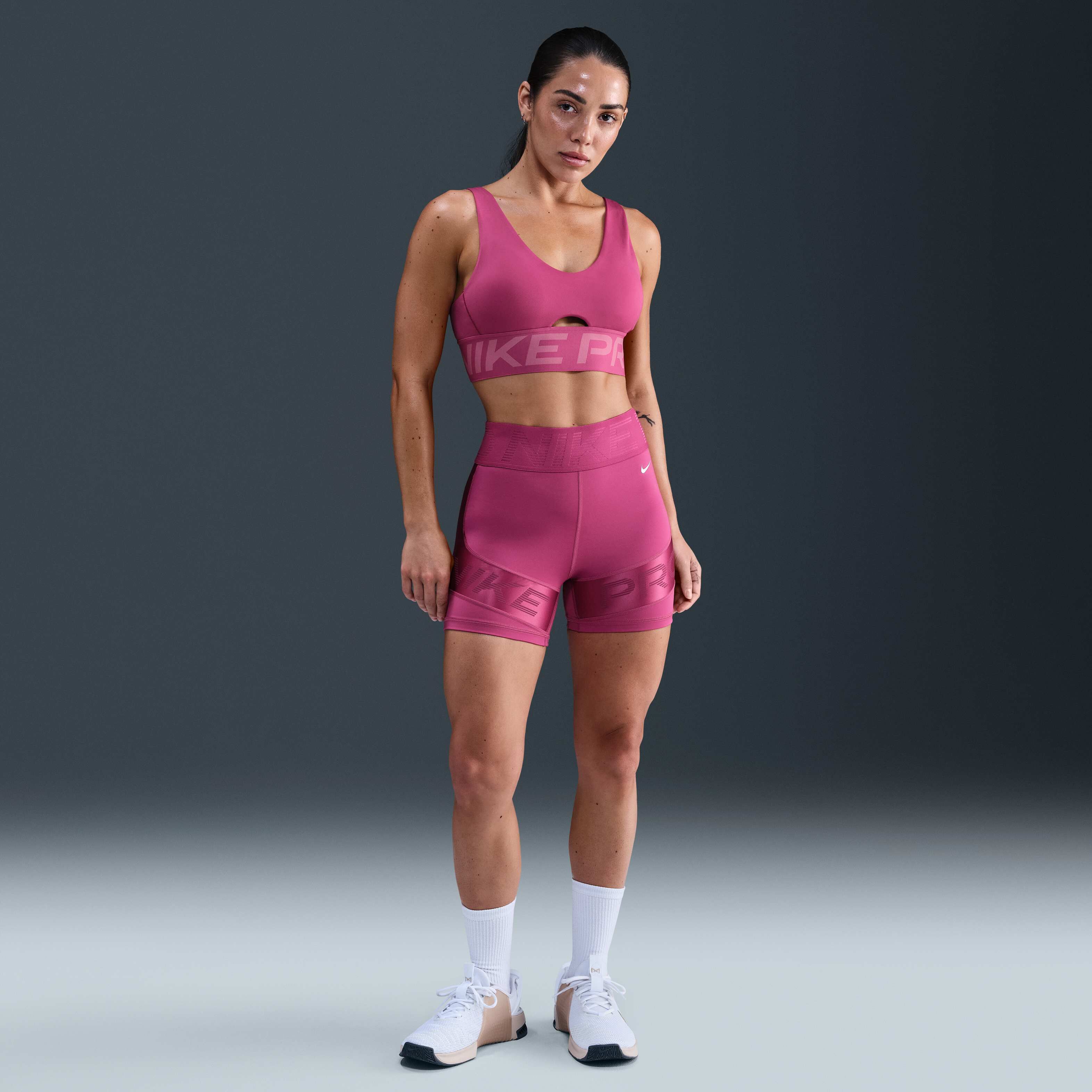 Nike Pro Indy Plunge image number 3