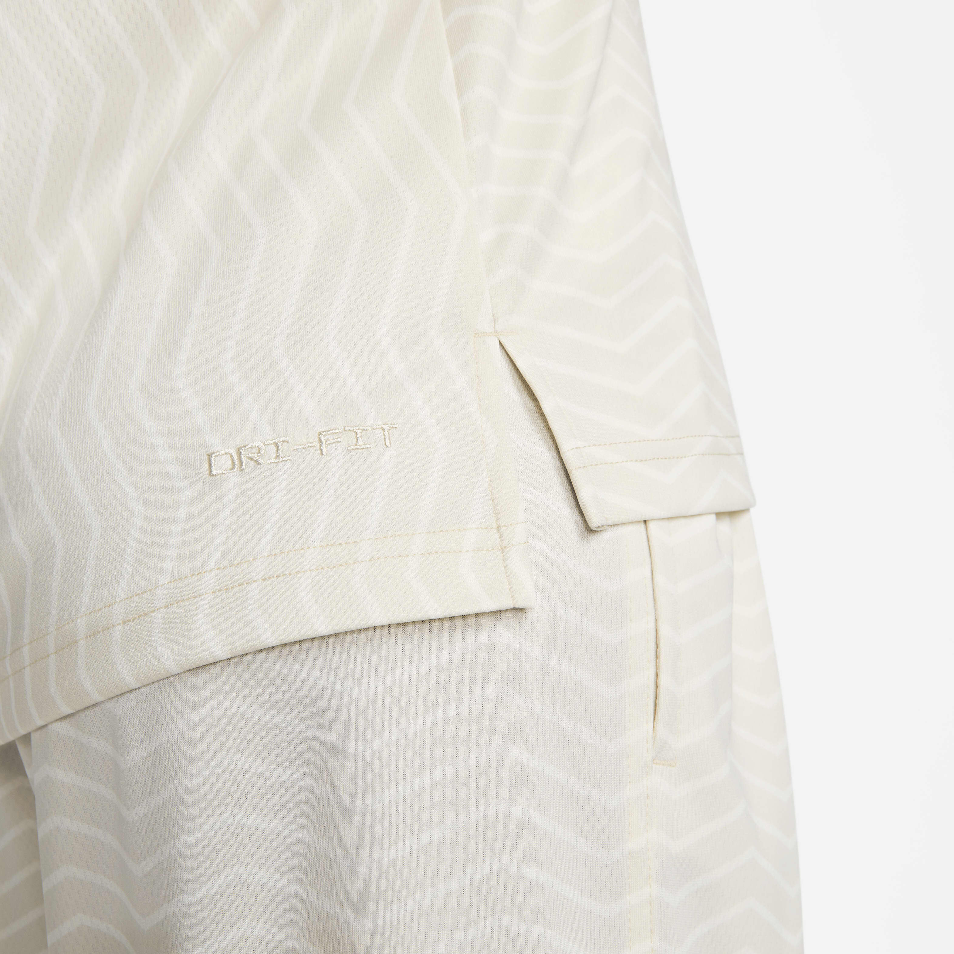 Nike Standard Issue image number 4