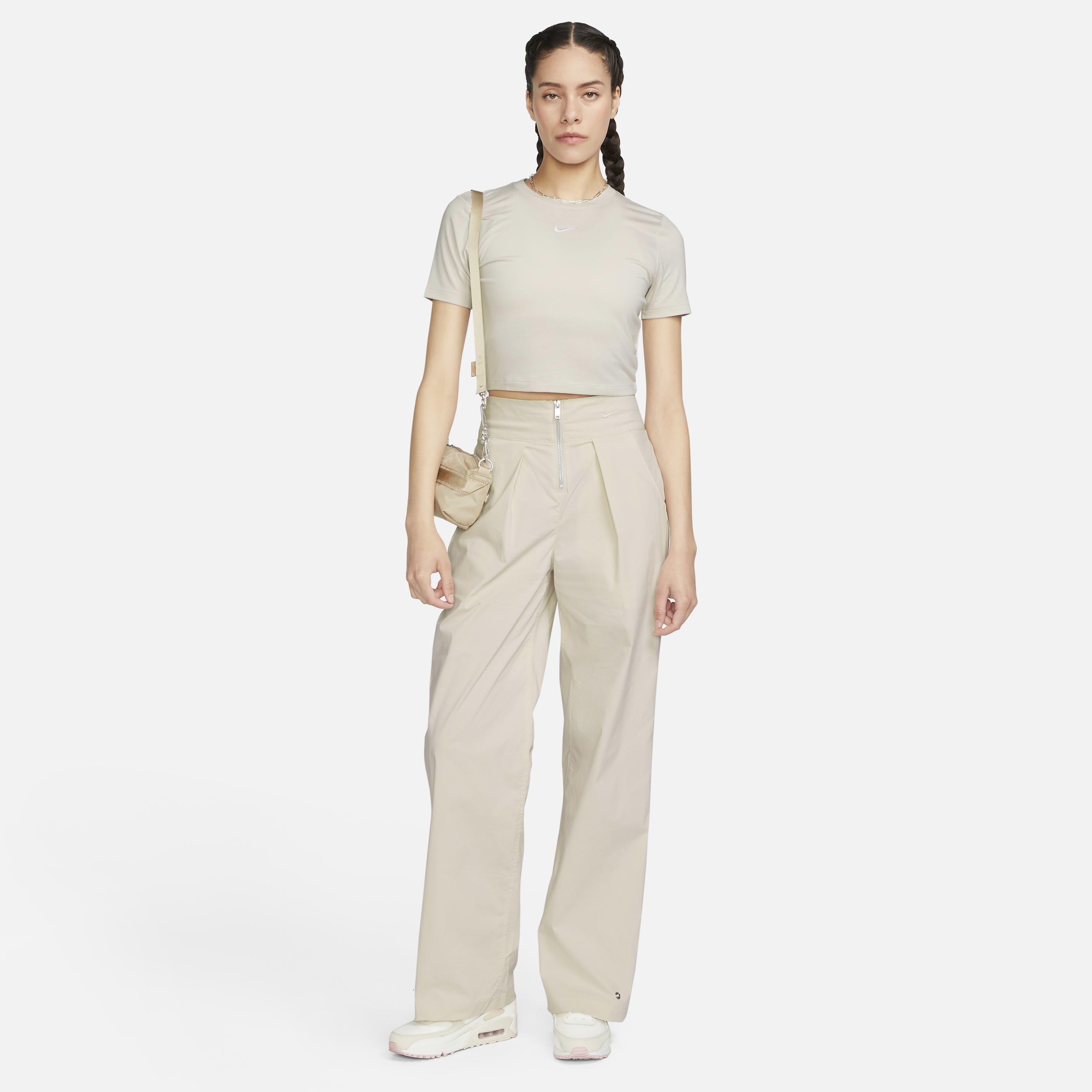 Nike Sportswear Essential image number 4