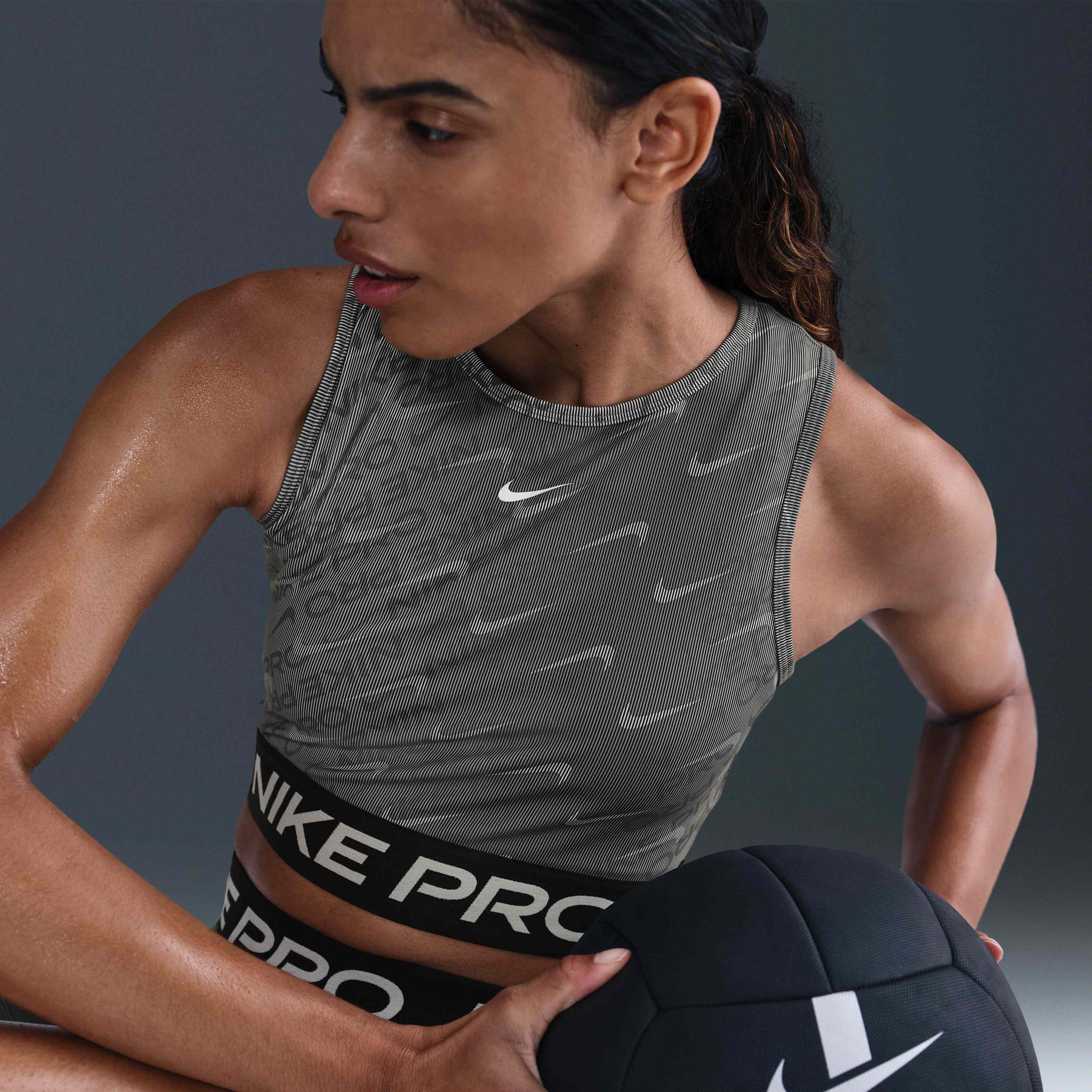 Nike Pro image number 2