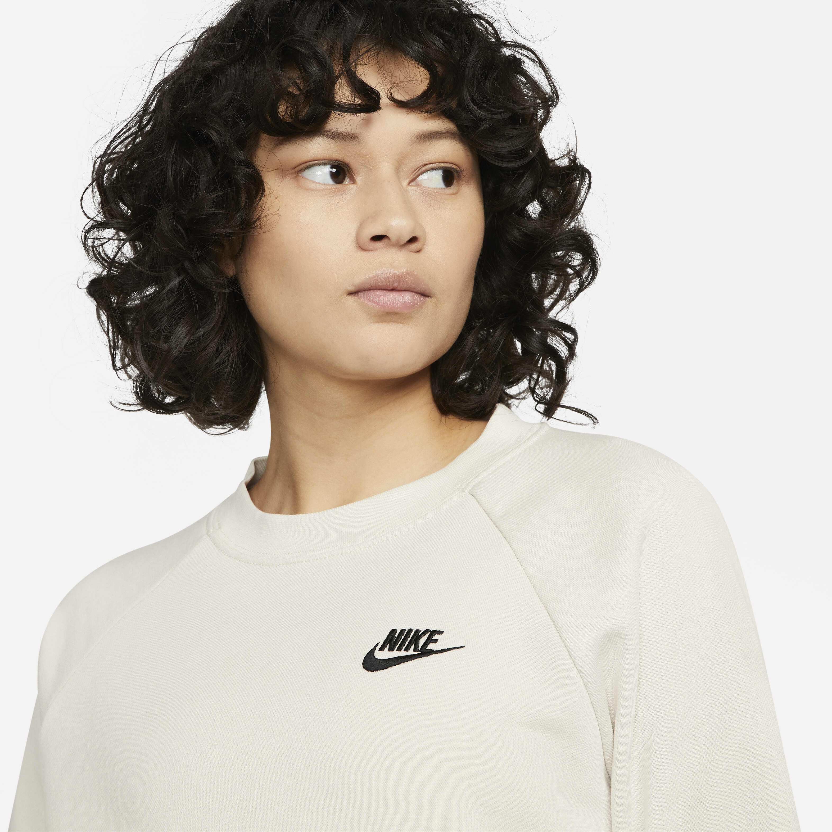 Nike Sportswear Essential image number 2