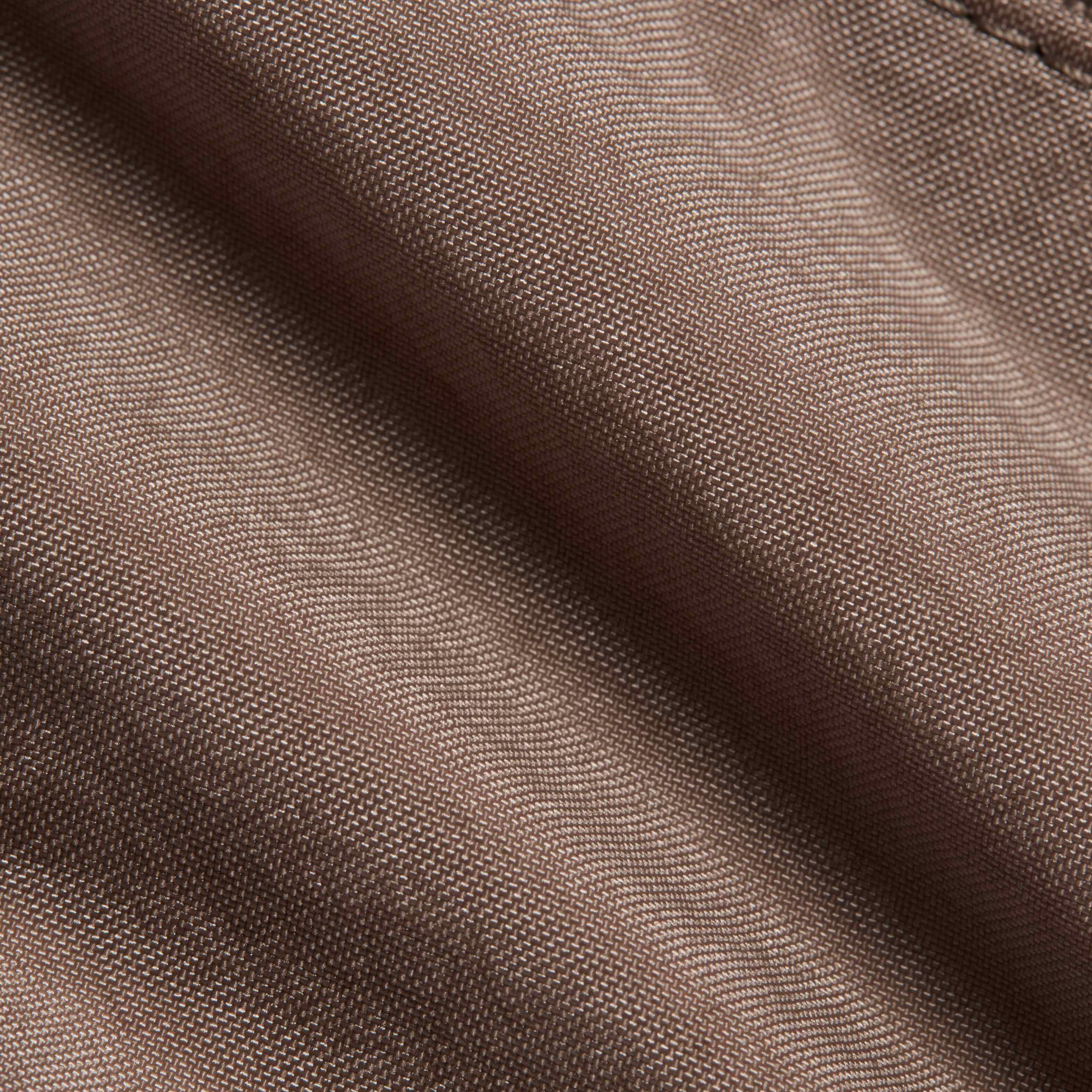 نايكي أورا image number 7