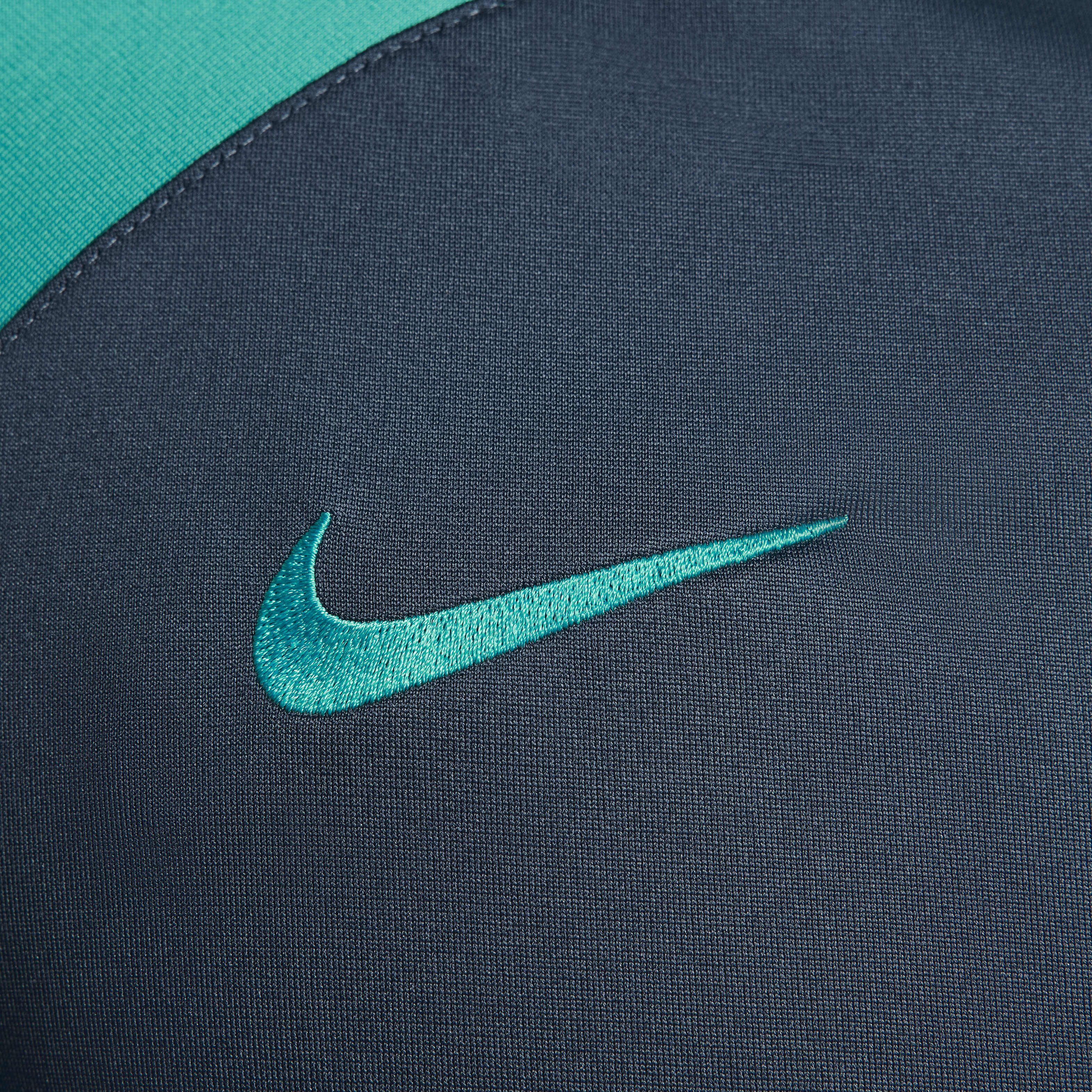 F.C. Barcelona Strike image number 3