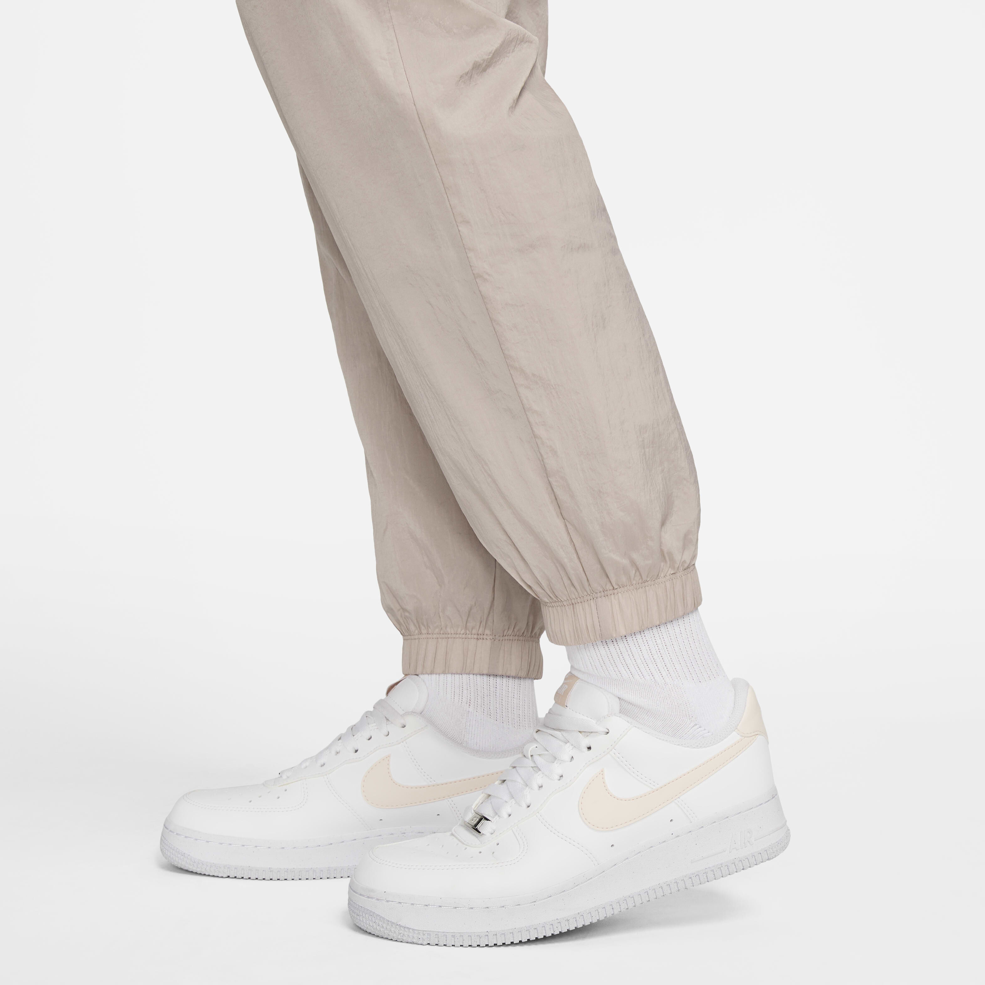 Nike Sportswear Essential image number 4