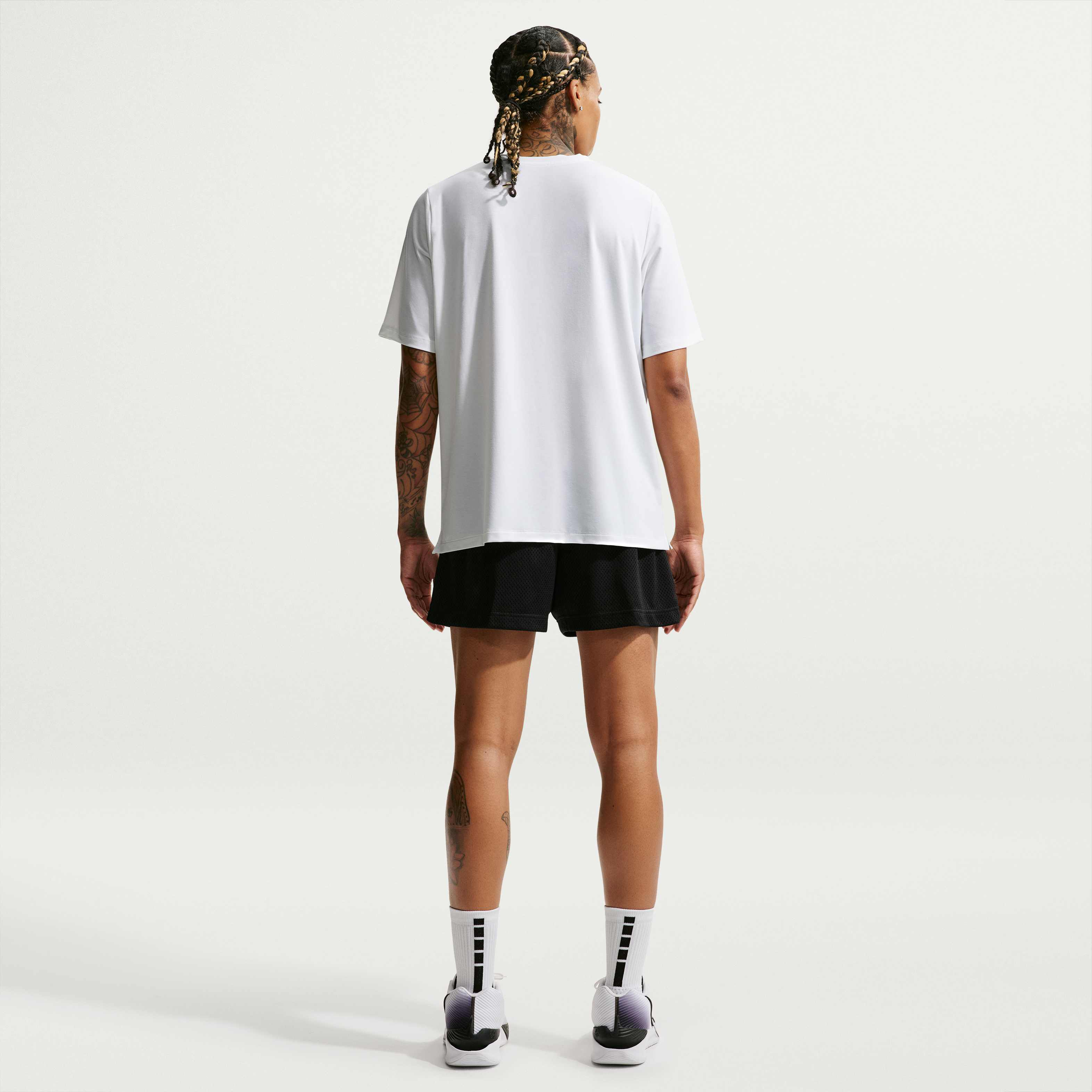 Nike Essential image number 4