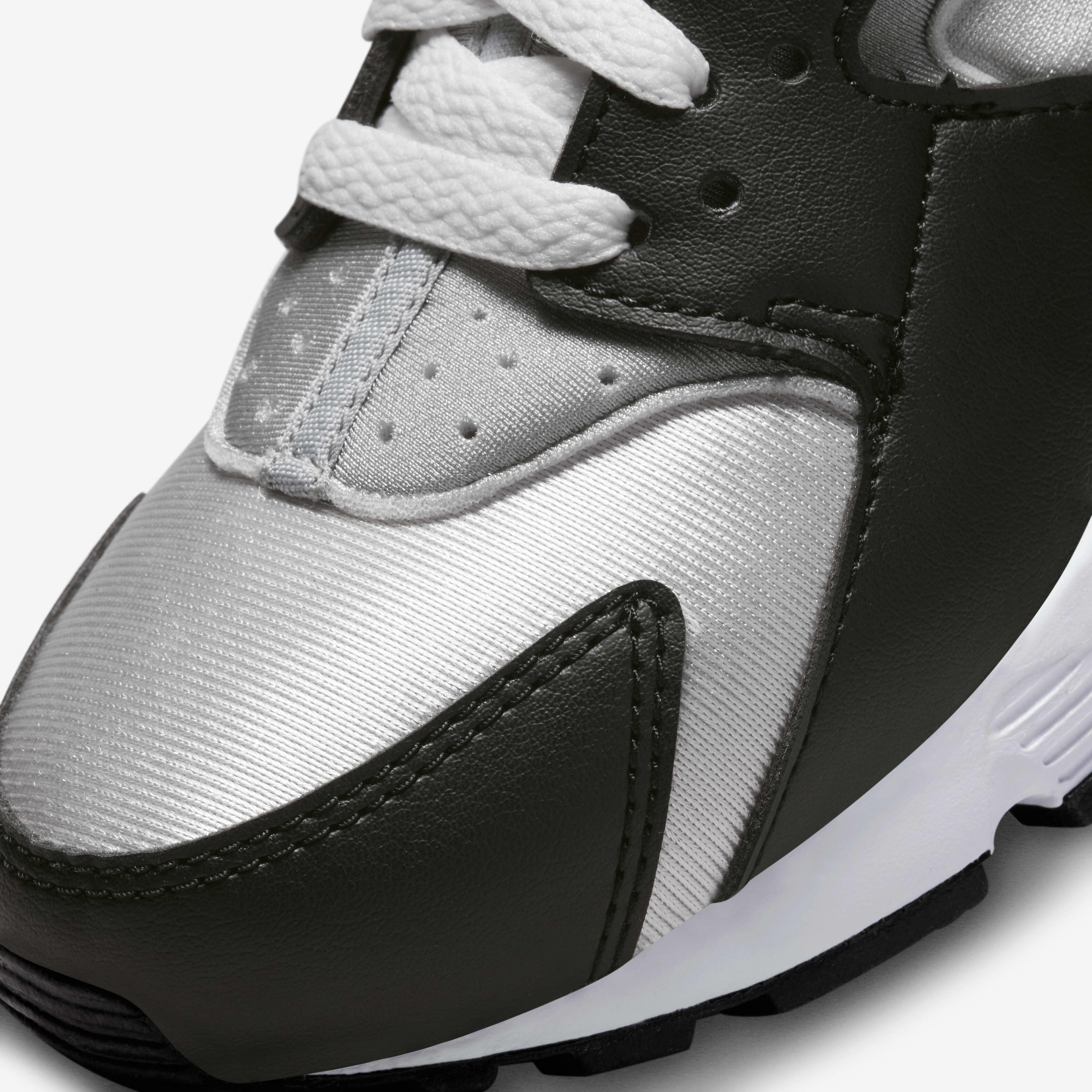 Nike huarache junior black and white clearance