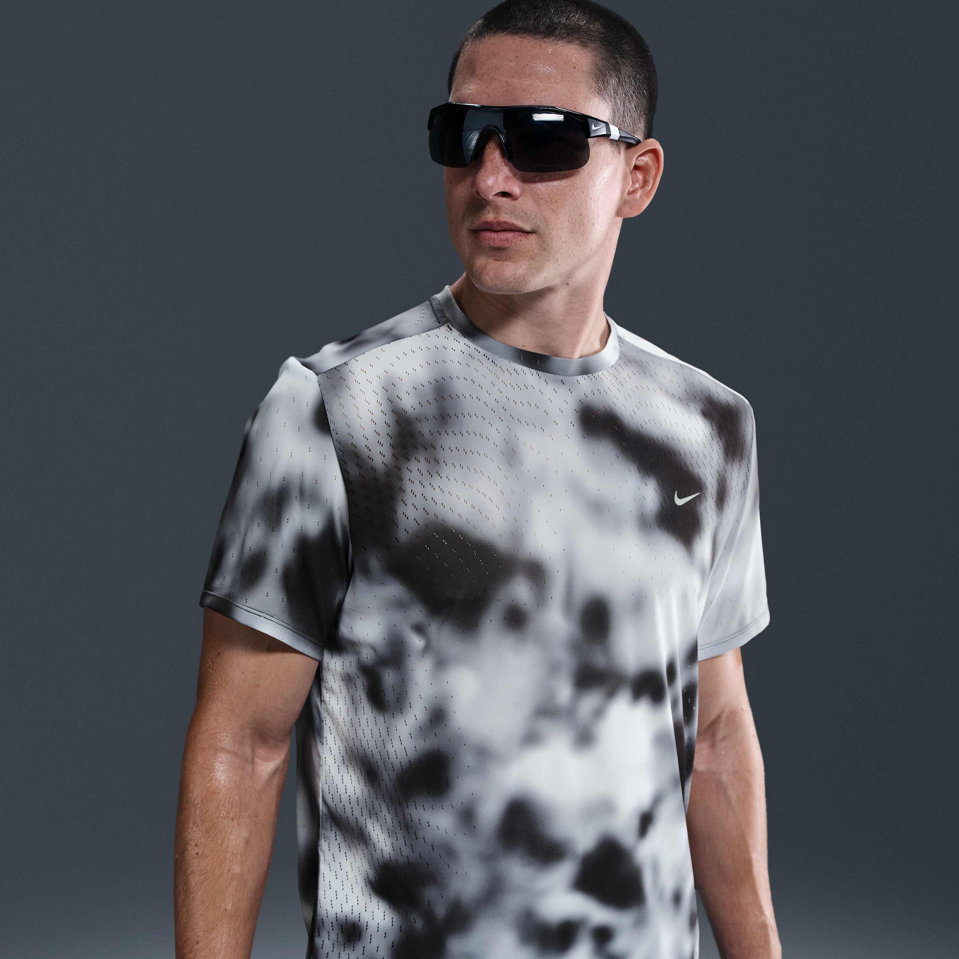 ウォーキング・ランニングウェア nike dri-fit running division shirt Buy Nike Running Division Men's Dri-FIT Running T-Shirt