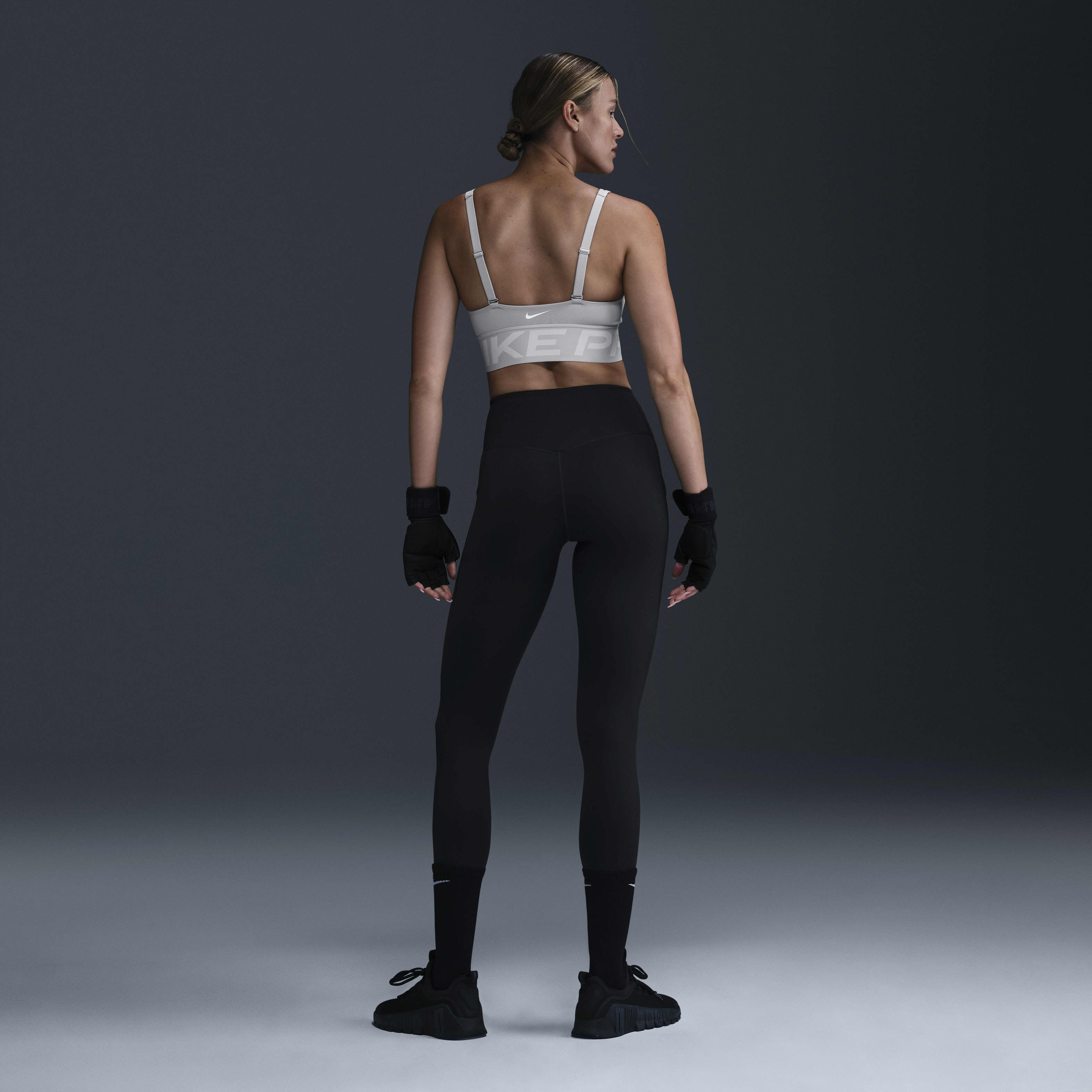 Nike Pro Indy Plunge image number 4